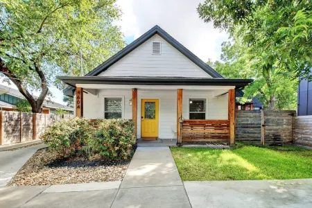 Cozy Backyard with Pergola and Streaming Services - Charming Oasis Отели рядом с достопримечательностью «Остин Хинду Темпл & Комм Сентер»