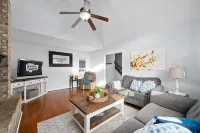 Private Entrance, Fenced Backyard and Large Kitchen - Charming Retreat Отели в г. Кларксвилл