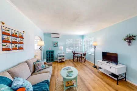 Charming, dog-friendly house with Wifi & W/D - near the river Отели в г. Уолдпорт