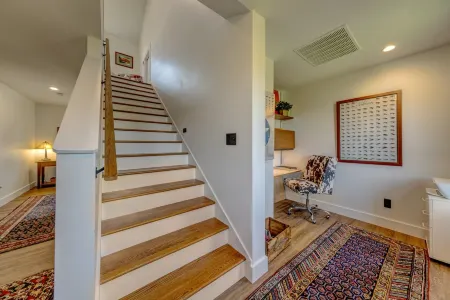 Modern Kitchen, Fire Pit and Spacious Living Area - Charming Haven Отели рядом с достопримечательностью «Peter D's RV Park»