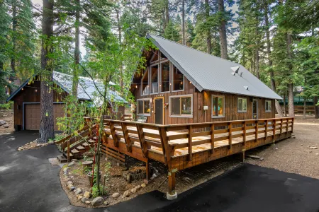 Charming Cabin with Scenic Deck and Cozy Fireplace - Inviting Retreat