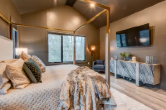 Modern Design and Scenic Deck Views - Exquisite Mountain Retreat