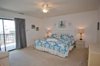 Oceanfront Splendid Condo - Elevator, Pool, Internet, View Emerald Isle Beach Gear & Linens 주변 호텔