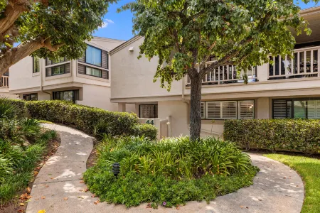 Ocean View Balcony and Gated Community - Gorgeous Coastal Escape Отели рядом с достопримечательностью «Fletcher Cove Community Center»