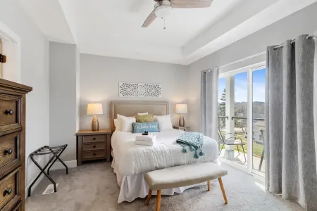 Two Balconies and Stone Gas Fireplace - Charming Contemporary Haven Отели в г. Фонтана-он-Дженива Лейк