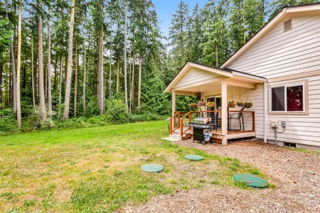 Newer, dog-friendly home at the forest's edge with patio & WiFi - near downtown Отели в г. Порт Ладлоу