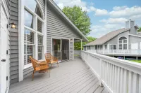 Inviting Cottage with Cozy Ambiance and Patio - Charming Retreat