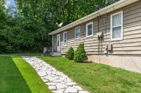 Private Patio and Well-Equipped Kitchen - Charming Retreat Hôtels à : Lindenwood Township
