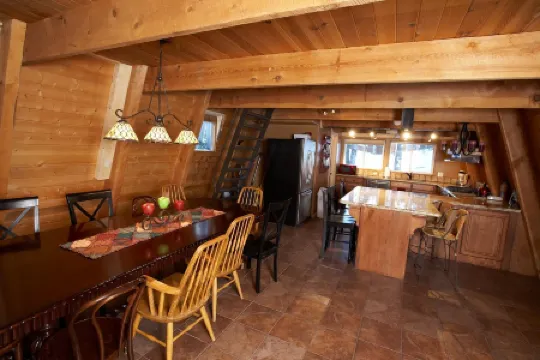 Brand New Swim Spa and Easy Access to Adventures - Stunning Spacious Cabin