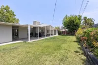 Spacious Atrium and Private Patio Retreat - Charming Mid-Century Oasis 채프먼 대학 주변 호텔