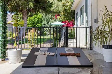 Cozy Retreat - Jacuzzi, Pool Table, BBQ Yard, Balcony Отели в г. Монровия