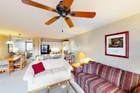 Vail-View Condo w/ Balcony, BBQ, Large Indoor Pool & Hot Tub - Near Skiing