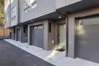 Spacious Three Story Townhouse with Modern Amenities - Inviting Family Retreat 에스페란스 호텔