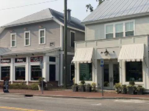 Charming Flat Steps from Promenade - Quaint Low-Country Escape