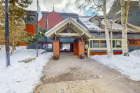 Ski-in/out, riverfront condo at Lift 7 with hot tubs - walk to shuttle & town