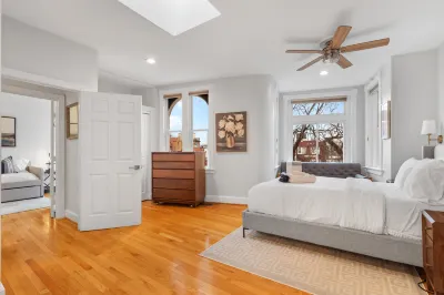 Gourmet Kitchen and Smart TV Entertainment - Inviting Spacious Getaway Hotels in Mt. Vernon Square / Convention Center