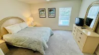 Sparkling Pool and Stylish Kitchen - Serene Spacious Retreat Hotels in Loughman