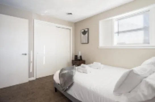 Modern Comfort and Chic Amenities Await - Cozy Stylish Retreat فنادق في 