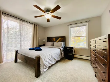 Spacious Haven with Fire Pit and Scenic Yard - Charming Retreat Отели рядом с достопримечательностью «Karabin Farms»