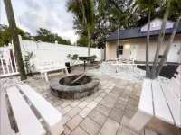 Community Pool and Mini Golf Area - Tranquil Getaway Hotels in Clearwater