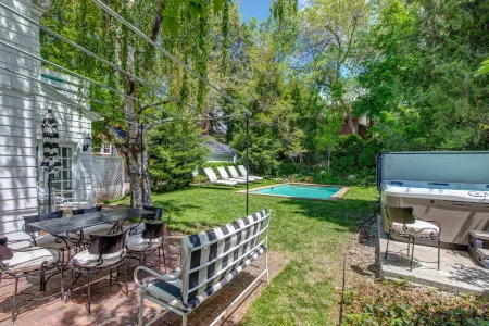 Spacious home with private heated outdoor pool, hot tub, patio, grill & W/D Отели в г. Милкрик