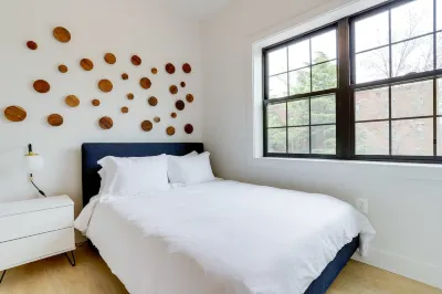 Private Hvac System and Fully Equipped Kitchen - Charming Modern Haven فنادق في 