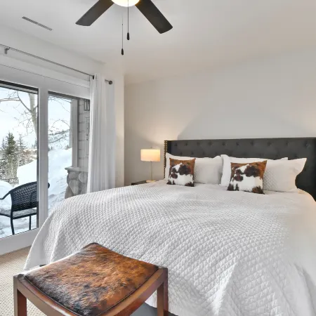 Updated Deer Valley Townhome, Balcony, Private Hot Tub, Nearby Trails for Hiking, Mountain Biking