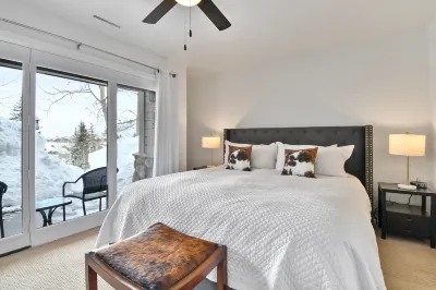 Updated Deer Valley Townhome, Balcony, Private Hot Tub, Nearby Trails for Hiking, Mountain Biking Hotels in 