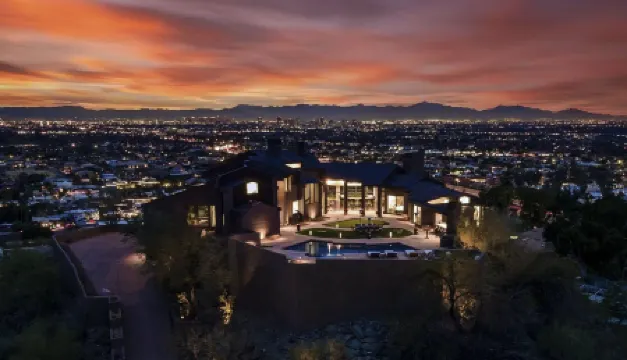 Panoramic Desert Views and Sparkling Pool - Stunning Architectural Retreat