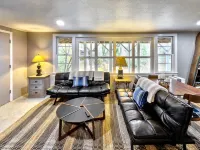 Breathtaking Lake Views and Cozy Outdoor Deck - Serene Getaway Hotels in Highlands