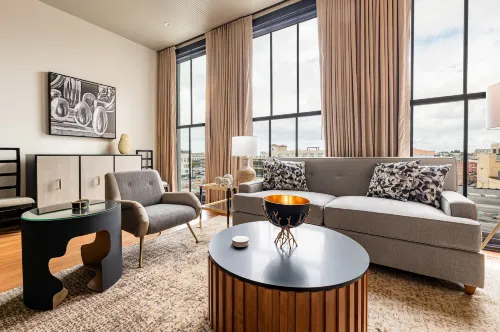 2BR Canal Street Charm: Elegant Space | The Mayfair - Di lusso
