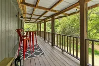 Creekside Vibes - 1 Bedroom Cozy Cabin w/ Outdoor Fire Pit + Pet Friendly!
