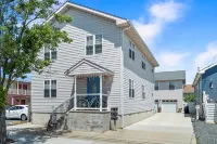 3-Bedroom with Parking Pass 4 Beach Badges 1 Block to the Beach and Boardwalk
