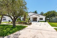 Modern Waterfront Paradise with Heated Pool - Near the Beach & Aventura Mall! - 4-Star