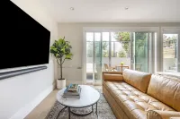 Spacious Flat with Gourmet Kitchen and Outdoor Patio - Stylish Oasis 리치몬드 구역 호텔