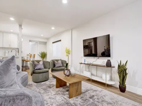 Stunning & Newly Remodeled Close to Disney