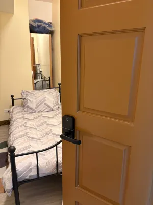 New Bachelor's Pad across Ateneo Uni with free fast Wi-fi, AC room, hot shower  호텔