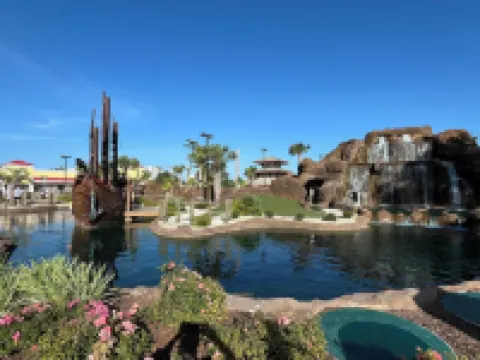 Contemporary, 2-Bedroom Cottage, 2 Blocks to Beach,  Pool Front, Free WIFI