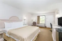 Days Inn & Suites by Wyndham Navarre - Near Beaches/Hurlburt - parking