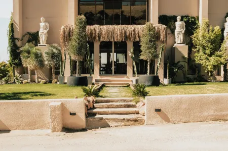 The Local House Ayasaranda Отели рядом с достопримечательностью «Cesme Otobus Terminali»