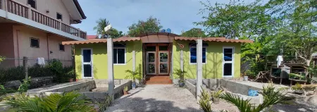 B&F Travellers Inn Отели в г. Остров Малапаскуа