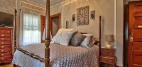 Mathis House, A Victorian Bed & Breakfast and Tea Room at 600 Main Hotel di Toms River