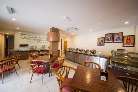 The Point Boutique Hotel Отели рядом с достопримечательностью «Taman Mount Austin»