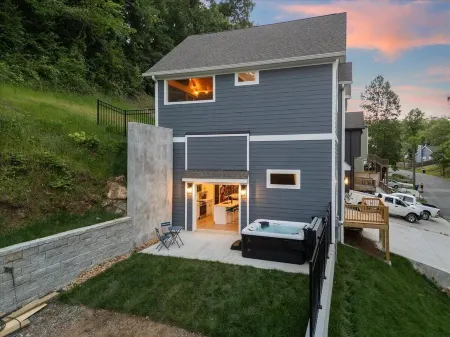 Pop Art on Hedgewood  4BR  Game Room  Hot Tub  Screened Porch  3 Min to Downtown