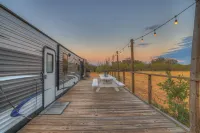 Lucinda Luxury RV with Hot Tub Hotel di County Gillespie