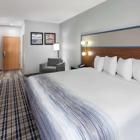 AmericInn by Wyndham Eagle River Downtown Отели в г. Игл Ривер