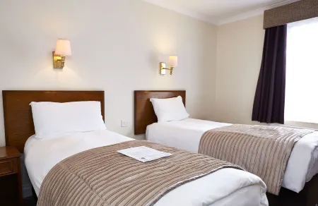 Raven Hotel by Greene King Inns Отели в г. Хук