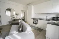Charming and Modern Three-Bedroom Apartment in the Heart of the City of Asti Hotel di Asti