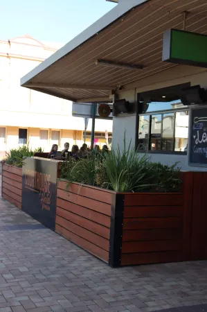 The Court House Hotel Отели рядом с достопримечательностью «Парк Ледженд»