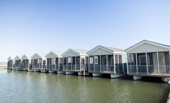 Blufin Bungalows & Marina